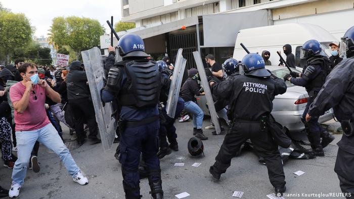  Λευκωσία: Επεισόδια και αστυνομική βία στις διαδηλώσεις κατά της διαφθοράς- Νέες αποκαλύψεις για το σκάνδαλο των “χρυσών διαβατηρίων”