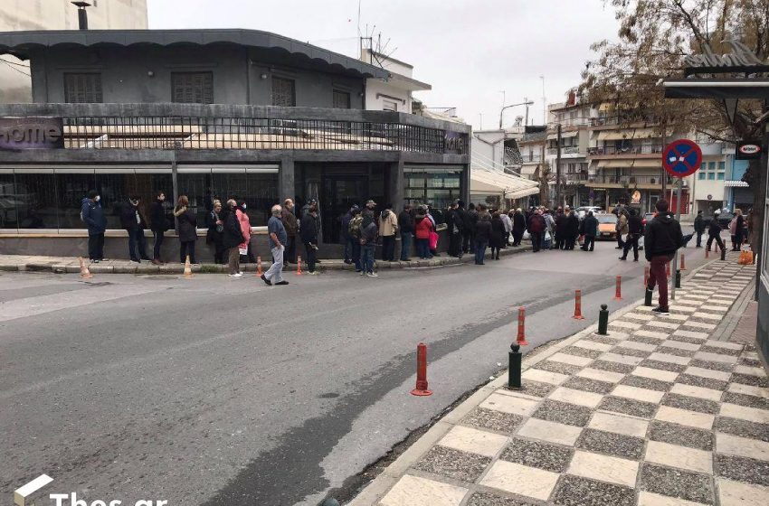  Ουρά εκατό μέτρων έξω από κατάστημα που μοιράζει δωρεάν φαγητό στη δυτική Θεσσαλονίκη (εικόνες)