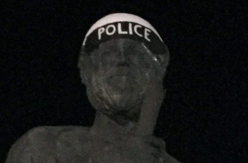  Έντυσαν… αστυνομικό το άγαλμα του Αριστοτέλη στο ΑΠΘ