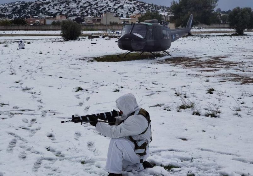  Εντυπωσιακές εικόνες από εκπαίδευση της Σχολής Ευελπίδων στα χιόνια (vid)