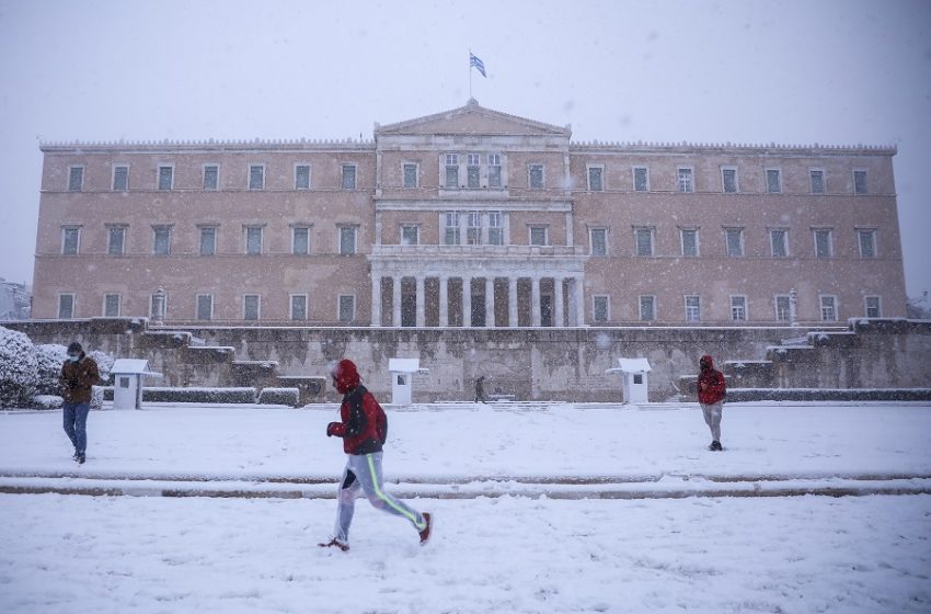  Χιόνια στο Σύνταγμα – Εντυπωσιακή η εικόνα της Αθήνας (εικόνες, vid)