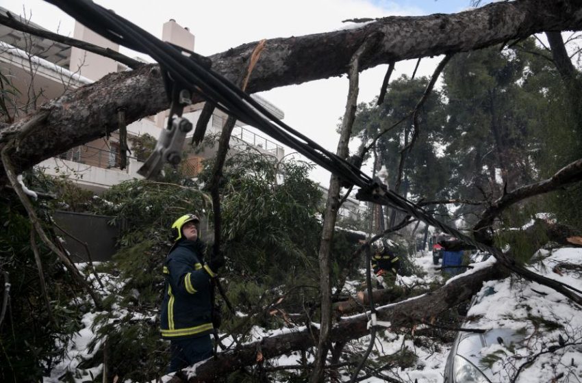  Απεγκλωβίστηκε η οικογένεια στη Δροσιά – Στο νοσοκομείο το παιδί με πυρετό