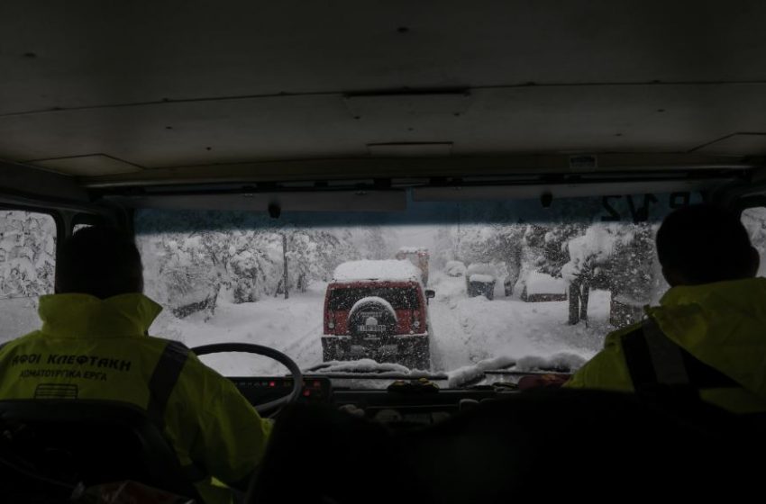  Δέκα άτομα εγκλωβίστηκαν στα οχήματά τους σε Διόνυσο, Παιανία και Ριτσώνα