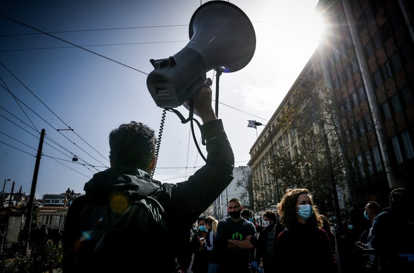  Πίσω ολοταχώς μετά τη θύελλα – Τροποποίηση του καλλιτεχνικού “τρομονόμου” – Μιλούν στο libre Χαλκιάς, Χρηστίδου