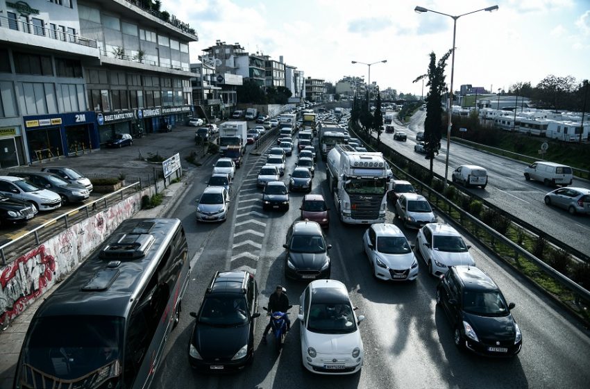  Κυκλοφοριακό “έμφραγμα” στον Κηφισό λόγω τροχαίου στο ρεύμα προς Λαμία