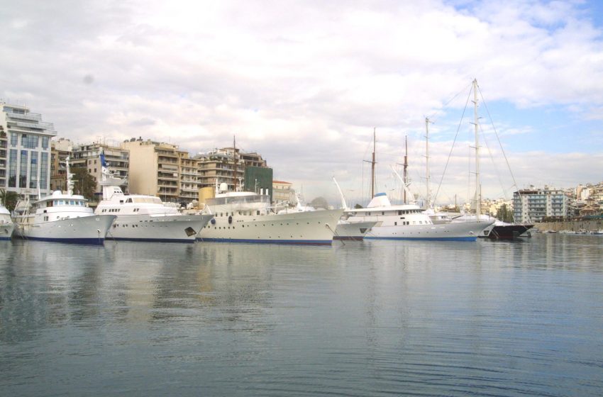  Eισροή υδάτων σε επιβατηγό τουριστικό σκάφος σε μαρίνα στον Πειραιά