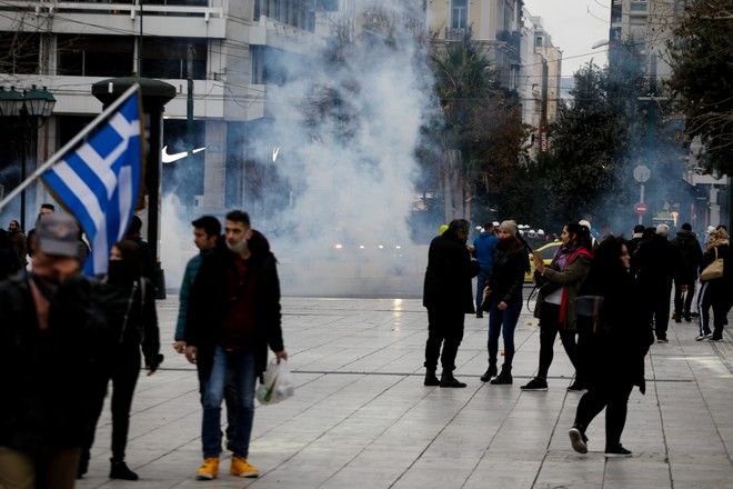  Επεισόδια σε συγκέντρωση αρνητών του κοροναϊού στο Σύνταγμα- Τι συνέβη σε άλλες πόλεις (vid)