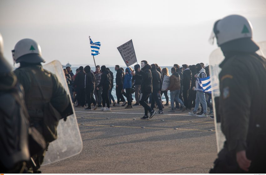  Συγκέντρωση διαμαρτυρίας στον Λευκό Πύργο για τα μέτρα κατά της εξάπλωσης της πανδημίας