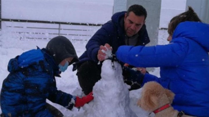  Ο Αλέξης Τσίπρας παίζει στο χιόνι με τα παιδιά του (εικόνες)