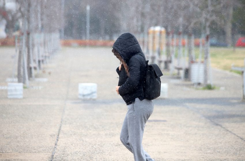  Χιονίζει στη Θεσσαλονίκη – Συστάσεις για αλυσίδες στην Βόρεια Ελλάδα