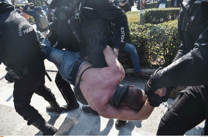  Eπεισόδια στο ΑΠΘ: Αστυνομικοί σέρνουν διαδηλωτή ημίγυμνο (vids)