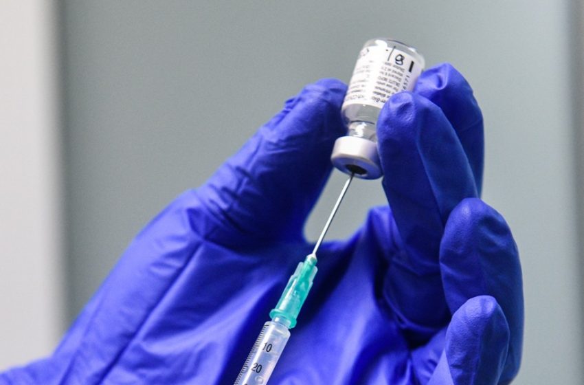  Βρετανία-κοροναϊός: Εγκρίθηκε η χορήγηση της ενισχυτικής δόσης του εμβολίου της Pfizer/BioNTech κατά της COVID-19