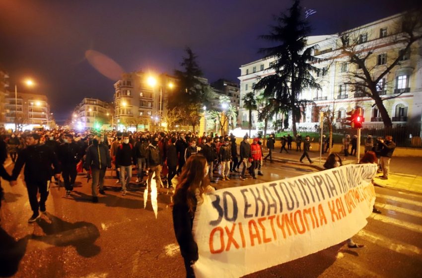  Θεσσαλονίκη: Πορεία με 7.500 άτομα – Η ανακοίνωση της Αστυνομίας για τα επεισόδια και τις προσαγωγές