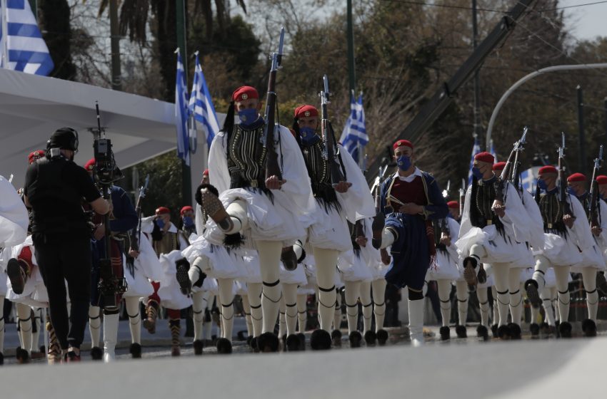  Εντυπωσιακού μεγέθους παρέλαση με ηχηρή την απουσία του “λαϊκού στοιχείου” (εικόνες)