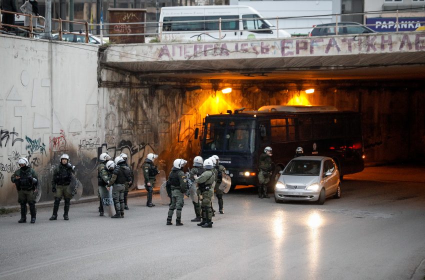  Επεισόδια στη Νέα Σμύρνη: Με χημικά και κρότου λάμψης διέλυσε την πορεία η Αστυνομία (vid)