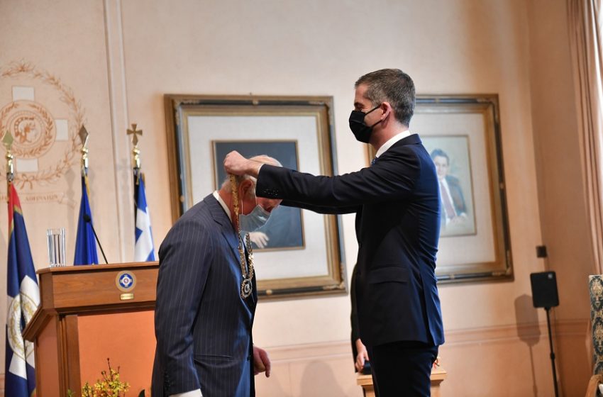  Ο Δήμος Αθηναίων τίμησε τον πρίγκιπα Κάρολο με το χρυσό μετάλλιο αξίας της Πόλεως