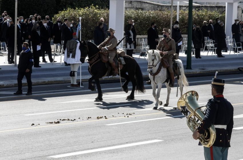  25η Μαρτίου: Το απρόοπτο με τα άλογα στην παρέλαση