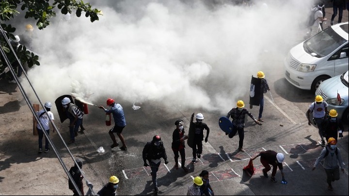  Ένας αστυνομικός και 14 διαδηλωτές νεκροί σε συγκρούσεις στη Μιανμάρ