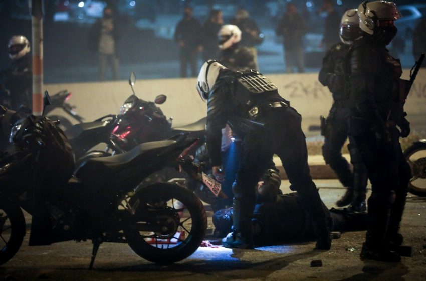  Τραυματίστηκε σοβαρά αστυνομικός στα επεισόδια στη Νέα Σμύρνη (vid)