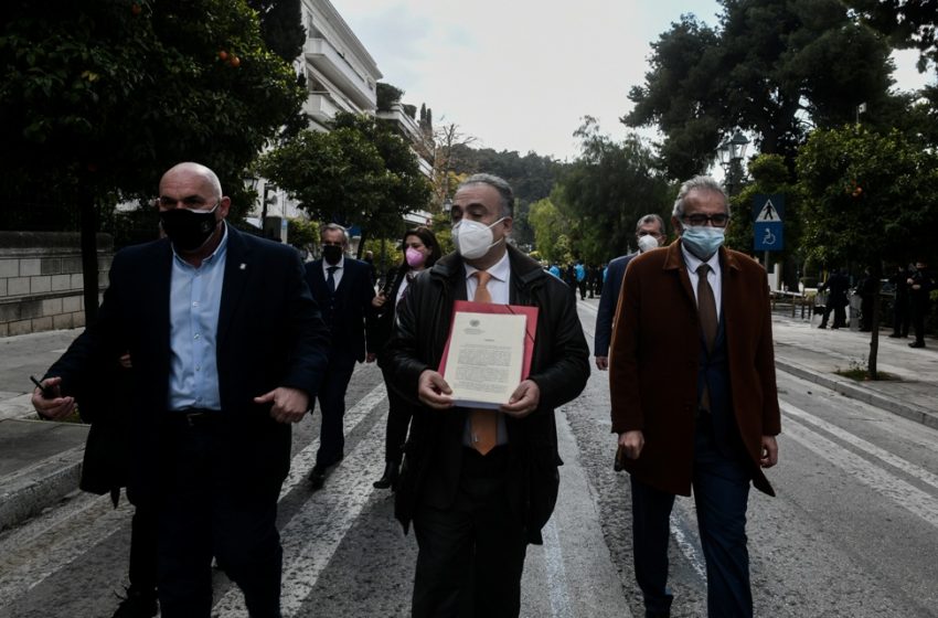  Δικηγόροι: Παρέδωσαν στο Μαξίμου ψήφισμα διαμαρτυρίας με 10.000 υπογραφές για το lockdown