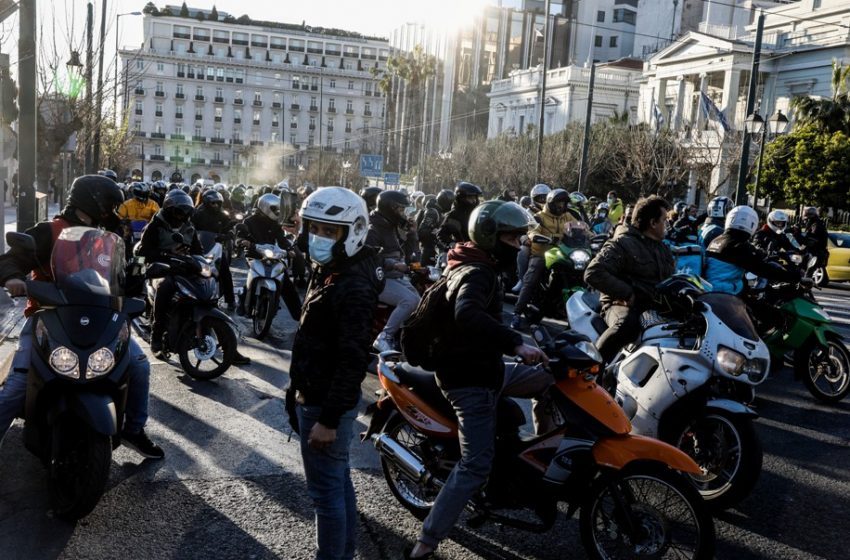  Τροχαίο στη Βουλή: Μοτο-πορεία στο κέντρο της Αθήνας