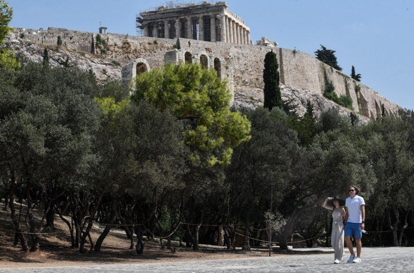  Εικόνες ερημιάς στην Αθήνα: “Με τα κιάλια βλέπουμε τουρίστες”  (vid)