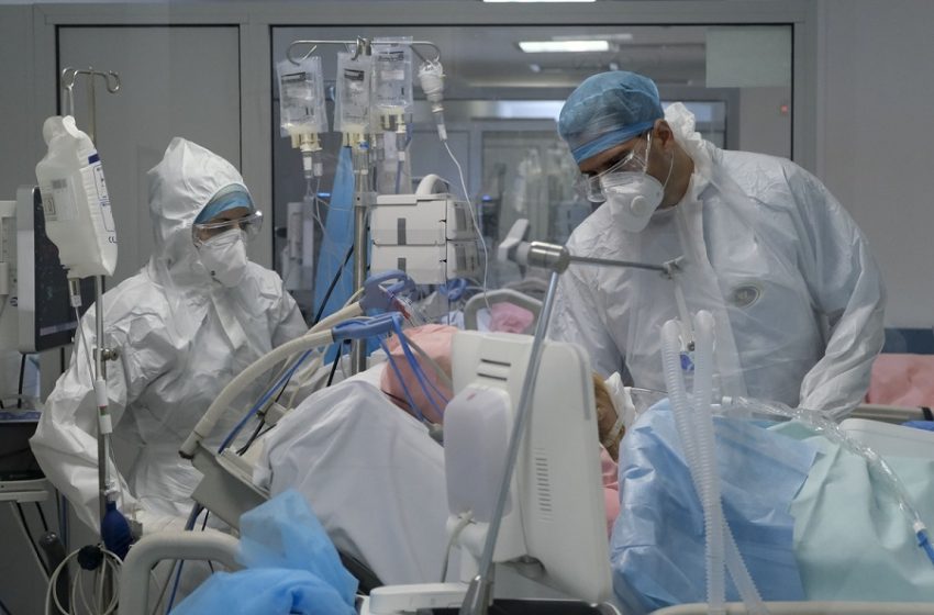  Πολωνία – κοροναϊός: “Πόλεμος” στα νοσοκομεία – Οι νοσηλευτές κοιμούνται ελάχιστα ανάμεσα στις βάρδιές τους