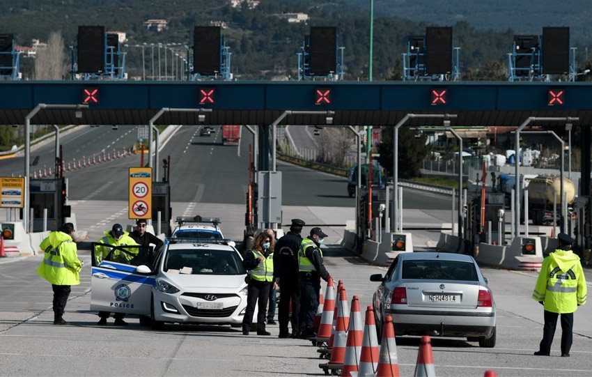  Με self tests το Πάσχα στο χωριό- Τα σενάρια του Μαξίμου για ανοικτές εκκλησίες, σχολεία και εστίαση