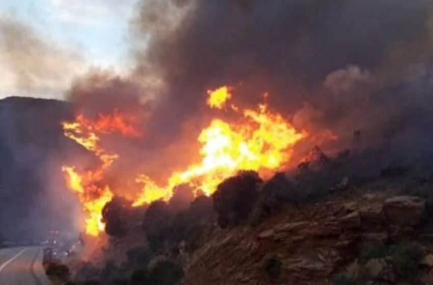  Ανεξέλεγκτη η φωτιά στην Άνδρο – Εκκενώθηκαν χωριά