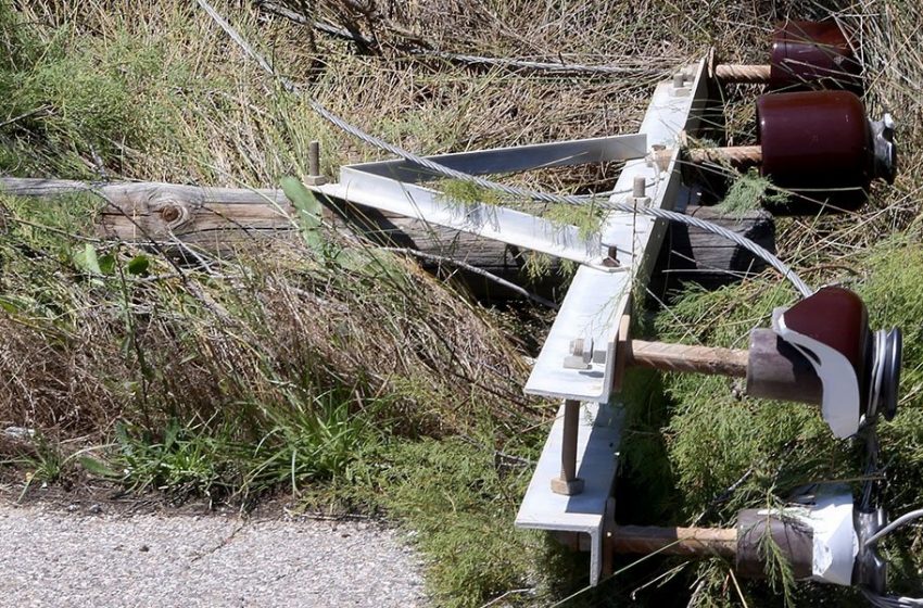  Διακοπή ρεύματος στα Ανώγεια-Ο δυνατός άνεμος έκοψε στη μέση κολώνα της ΔΕΗ