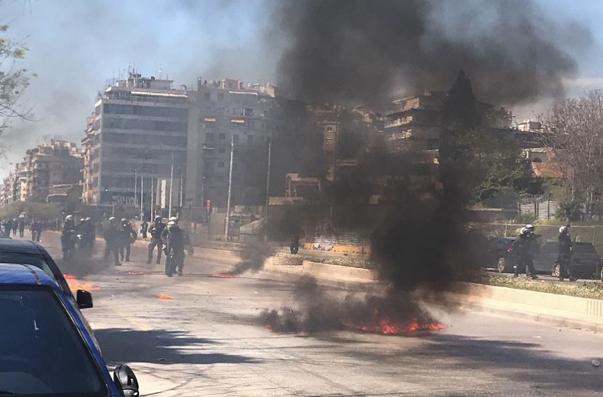  Επεισόδια στη Θεσσαλονίκη: Διαδηλωτής στις φλόγες από μολότοφ (video)