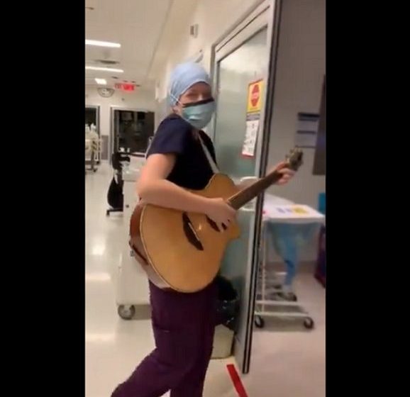  “Δεν είστε μόνοι” – Το συγκινητικό τραγούδι μιας νοσηλεύτριας στον Καναδά