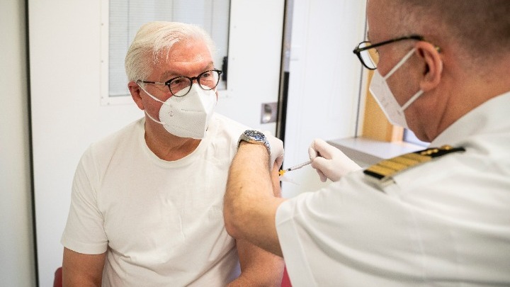  Γερμανία: Την πρώτη δόση του εμβολίου της AstraZeneca έλαβε ο Σταϊνμάιερ