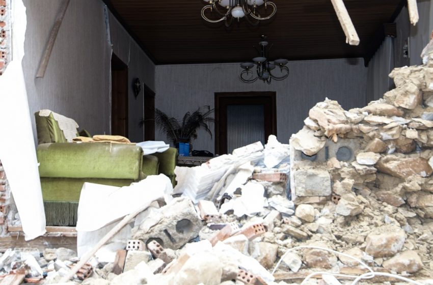  Σεισμός στην Ελασσόνα: Τηλεκπαίδευση στο αντίσκηνο – Στο κρύο με κινητό ψάχνουν…ίντερνετ (vid)