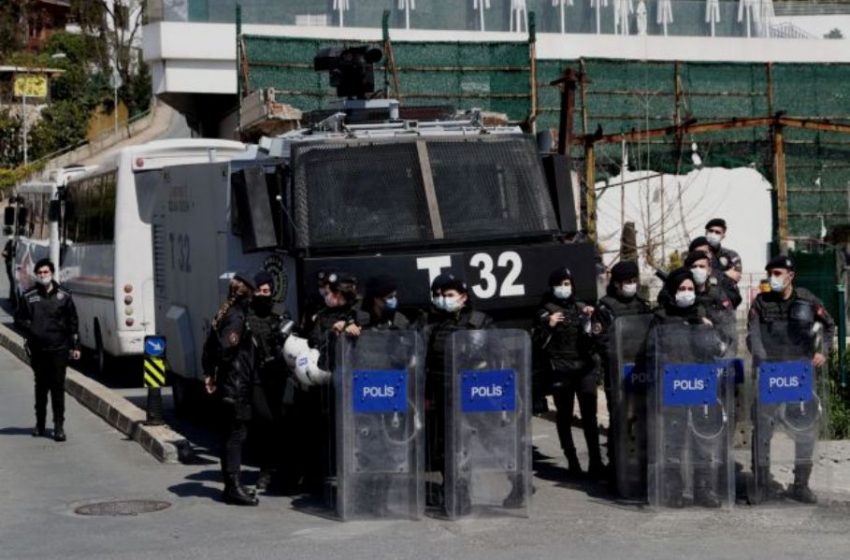  Πογκρόμ συλλήψεων στρατιωτικών στην Τουρκία για σχέσεις με τον Γκιουλέν