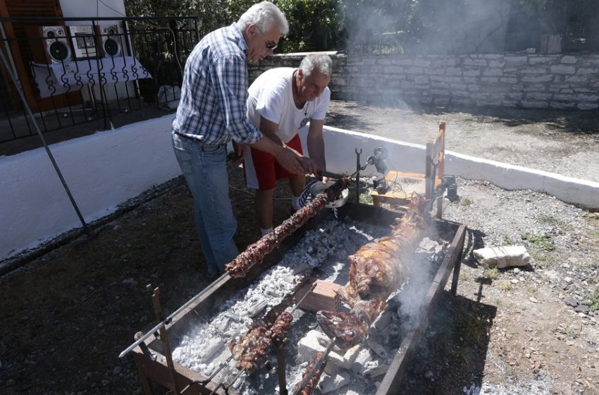  Πάσχα με οβελία  σε μπαλκόνια και αυλές-Αρνί και με ντελίβερι (vid)