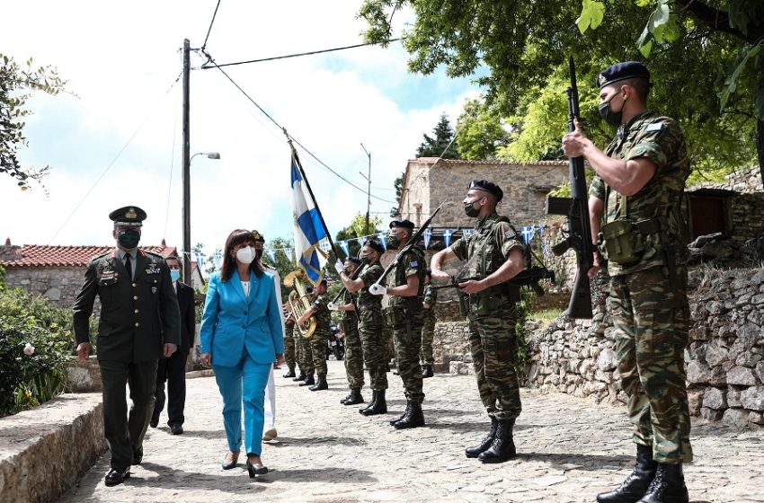  Η Κατερίνα Σακελλαροπούλου τίμησε τη μνήμη των χιλιάδων νεκρών της Σφαγής της Χίου