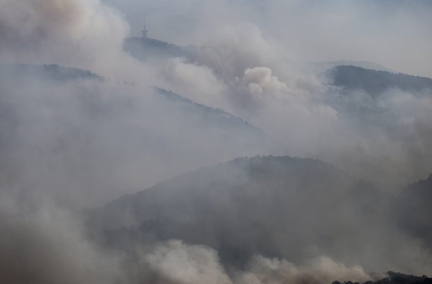  Φωτιά στον Σχίνο Κορινθίας: Βίντεο από drone-Ο καπνός πνίγει την Αττική