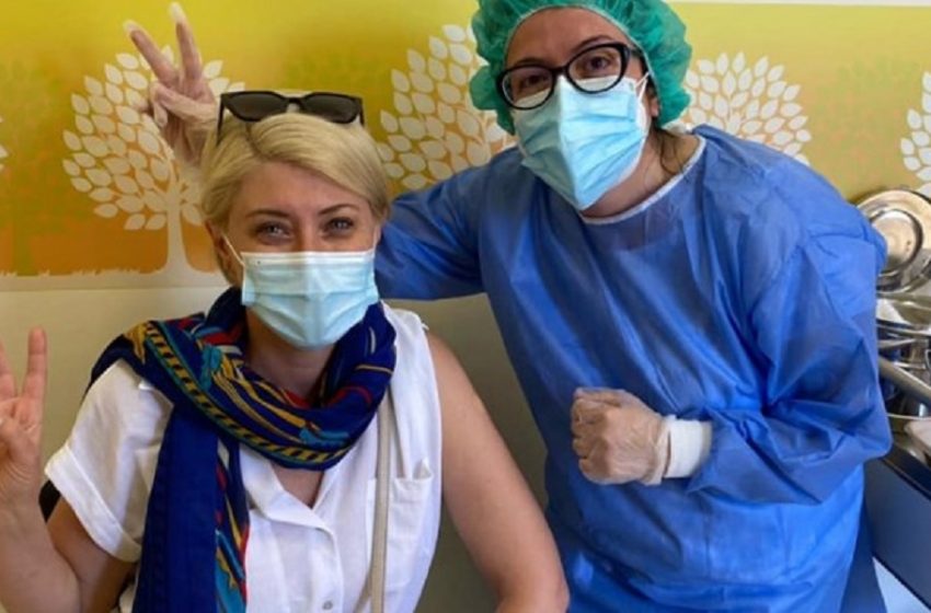  Η Κοσιώνη εμβολιάστηκε και τρολάρει το…καπάκι του Μπακογιάννη