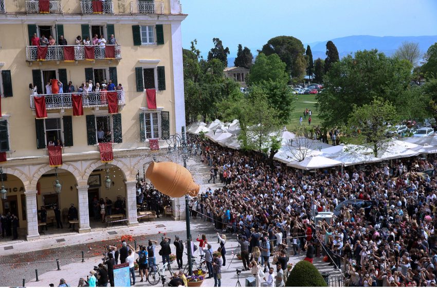  Έντονος συνωστισμός στο έθιμο των μπότηδων στην Κέρκυρα παρά τις απαγορεύσεις (vid)