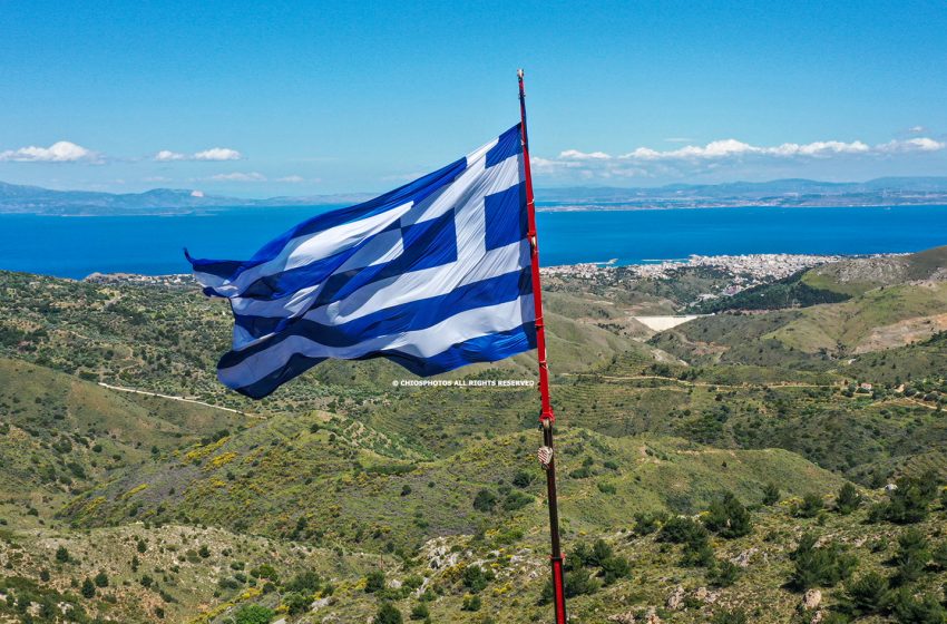  Υψώθηκε σημαία 150τμ στην Χίο, προς τιμή των σφαγιασθέντων του 1822 (vid)