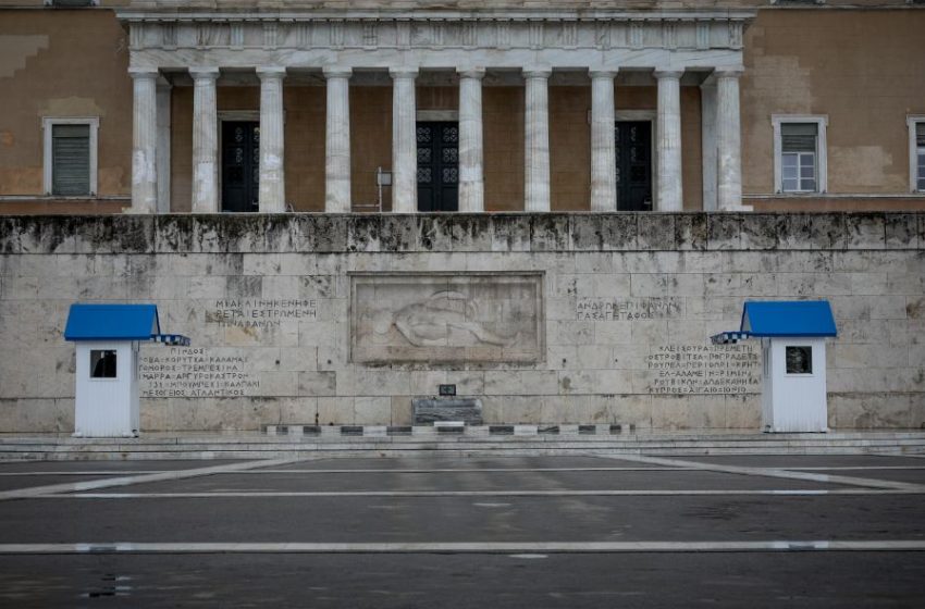  Απίστευτο περιστατικό: Πρώην ΟΥΚάς προσπάθησε να αρπάξει το όπλο Εύζωνα