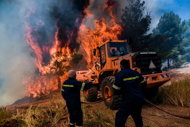  Αλεποχώρι/Μέγαρα: Αναζωπυρώνεται η φωτιά- Εκκενώνονται οικισμοί