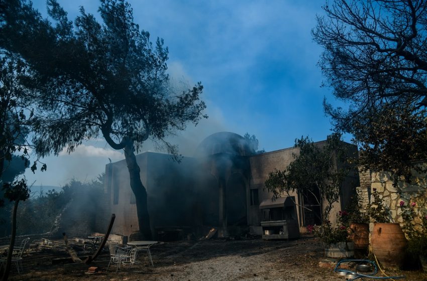  Σε ύφεση η φωτιά στο Σχίνο – Έκαψε σπίτια και χιλιάδες στρέμματα δάσους – “Δεν ξεκίνησε από αμέλεια”