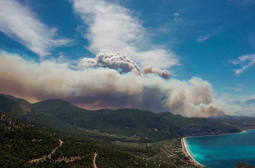  “Κόλαση” στην Κορινθία: Ανεξέλεγκτη η φωτιά, εκκενώνεται και το Αλεποχώρι