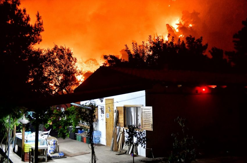  Προειδοποίηση: Δυσοίωνες προβλέψεις για τη φωτιά στο Σχίνο (vid)