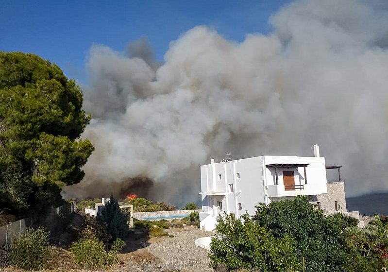  Υπό έλεγχο οι πυρκαγιές σε Ίσθμια και Μακρακώμη – Δίπλα στα σπίτια έφτασαν οι φλόγες (vid)