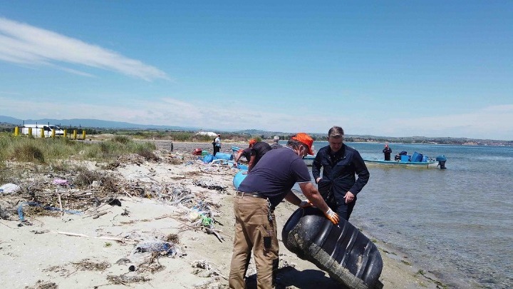  Δέλτα Αξιού: 400 πλαστικά βαρέλια και 15 τόνοι πλαστικά δίκτυα απομακρύνθηκαν από το βυθό