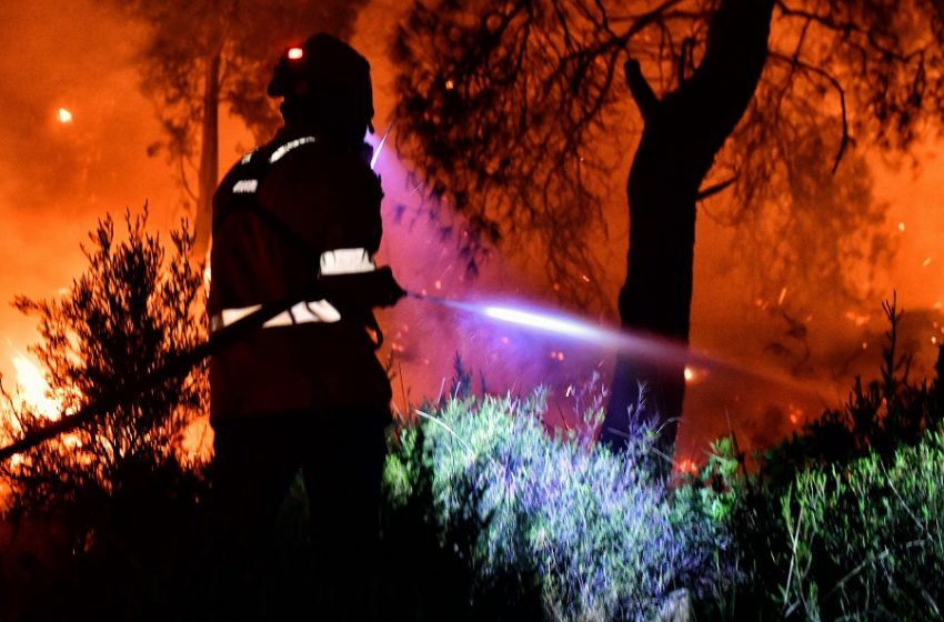  Πύρινη κόλαση στο Σχίνο Κορινθίας-Νέες εκκενώσεις περιοχών – Δεύτερη δύσκολη νύχτα για τους κατοίκους