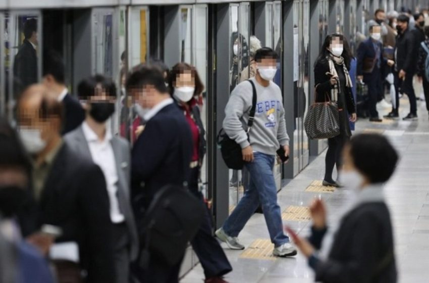  Νότια Κορέα: Πετούν τις μάσκες όσοι έχουν εμβολιαστεί έστω και με μια δόση